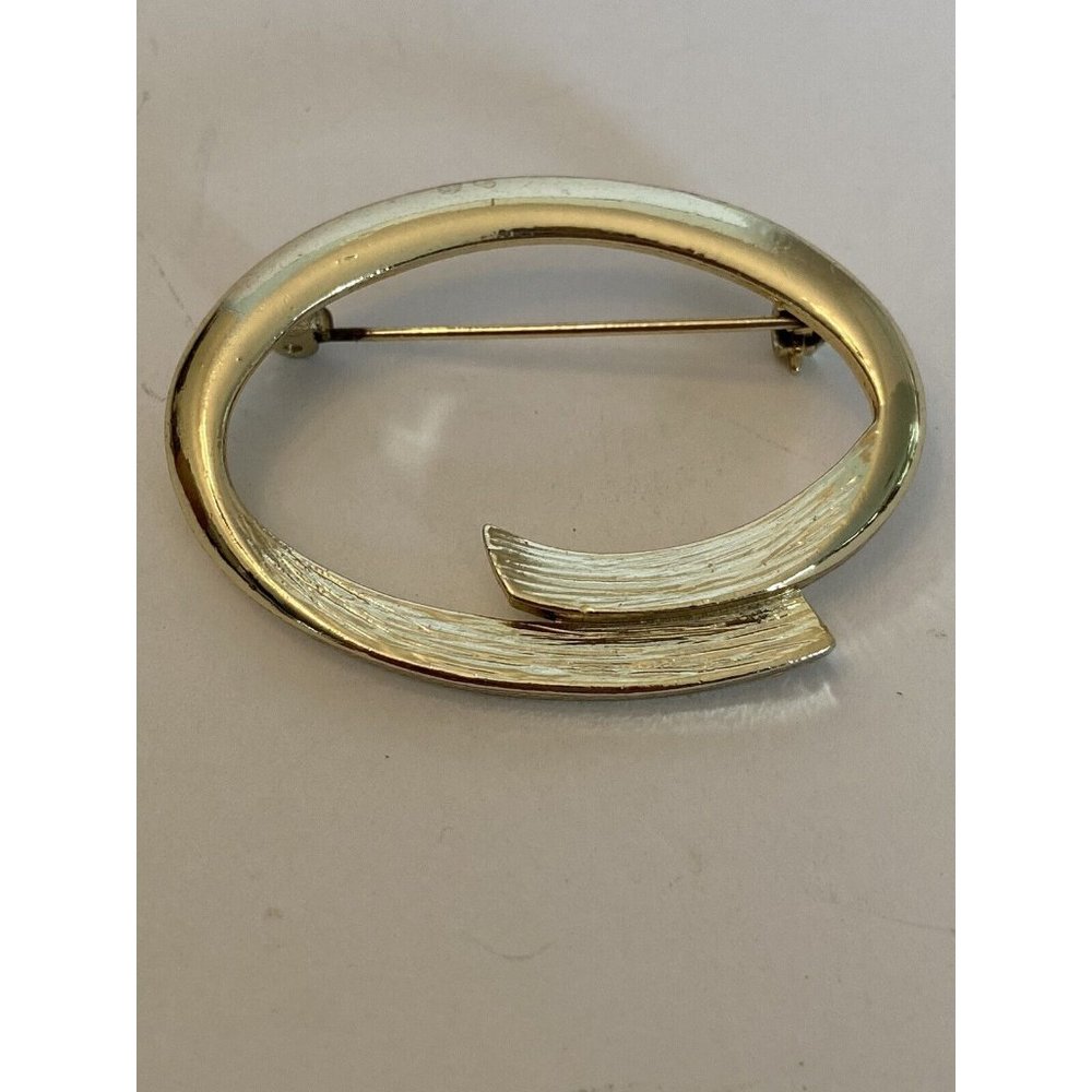Gold tone oval swirl brooch pin
